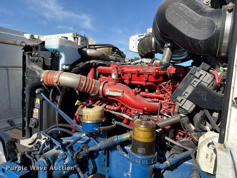 image for item ET6035 2013 Peterbilt 365 semi truck