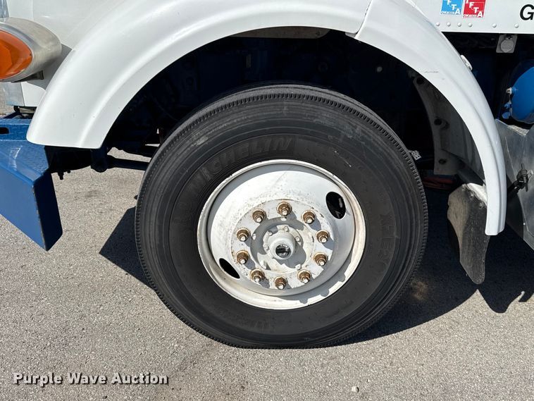 image for item ET6035 2013 Peterbilt 365 semi truck