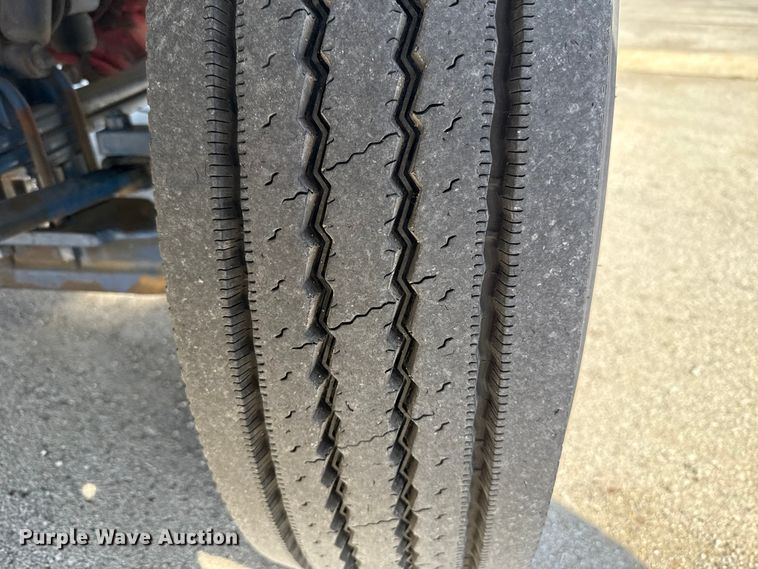 image for item ET6035 2013 Peterbilt 365 semi truck