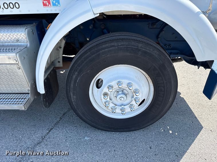 image for item ET6035 2013 Peterbilt 365 semi truck