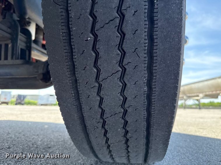 image for item ET6035 2013 Peterbilt 365 semi truck