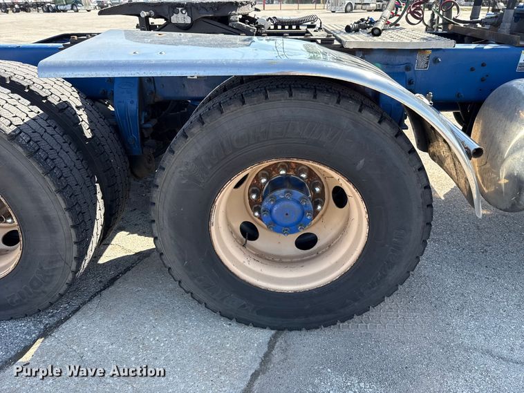 image for item ET6035 2013 Peterbilt 365 semi truck