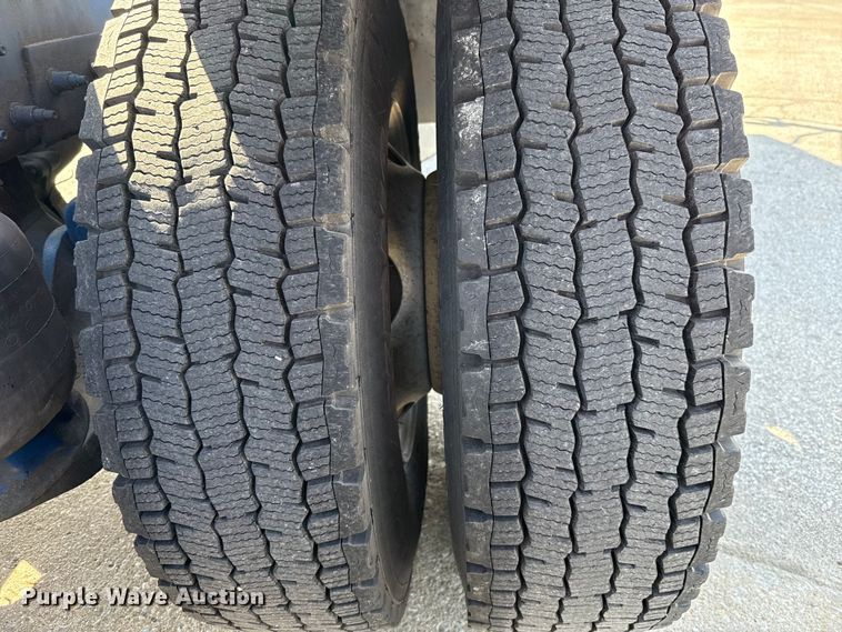 image for item ET6035 2013 Peterbilt 365 semi truck