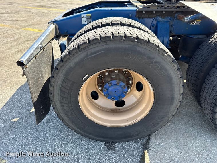 image for item ET6035 2013 Peterbilt 365 semi truck