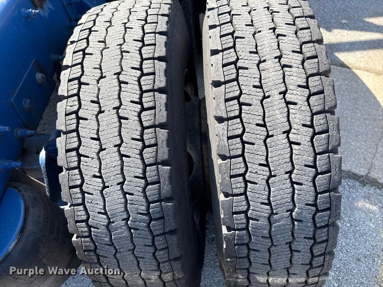 image for item ET6035 2013 Peterbilt 365 semi truck