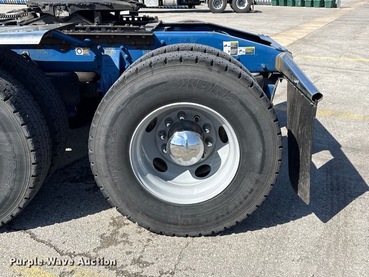 image for item ET6035 2013 Peterbilt 365 semi truck