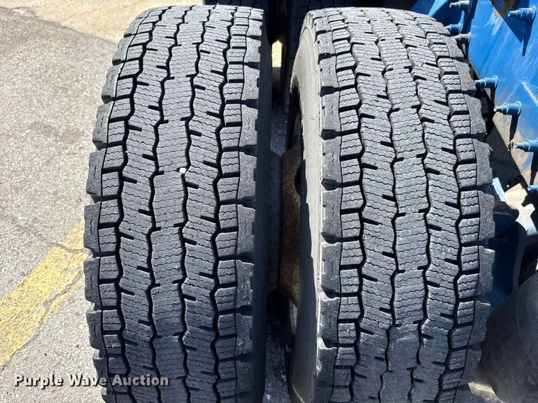 image for item ET6035 2013 Peterbilt 365 semi truck