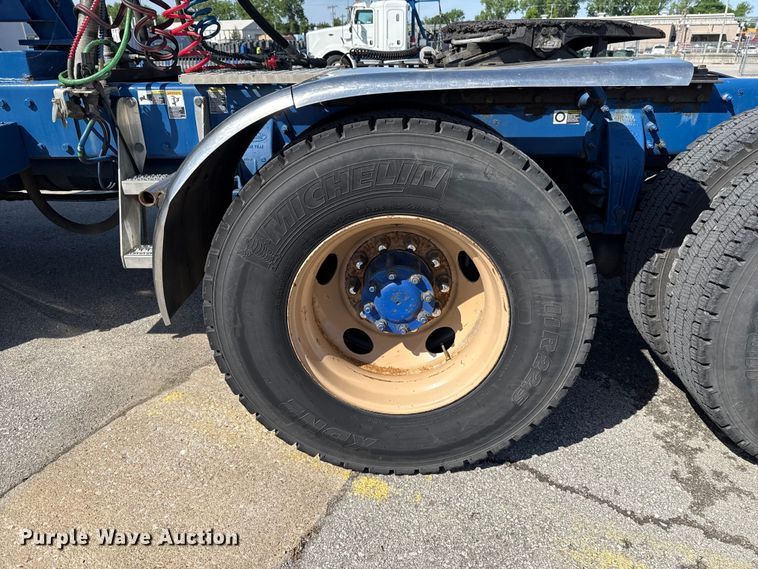 image for item ET6035 2013 Peterbilt 365 semi truck