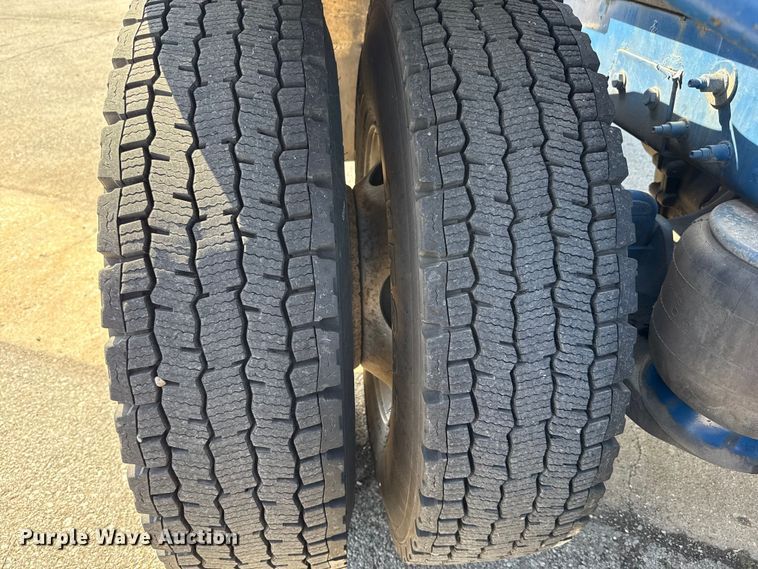 image for item ET6035 2013 Peterbilt 365 semi truck