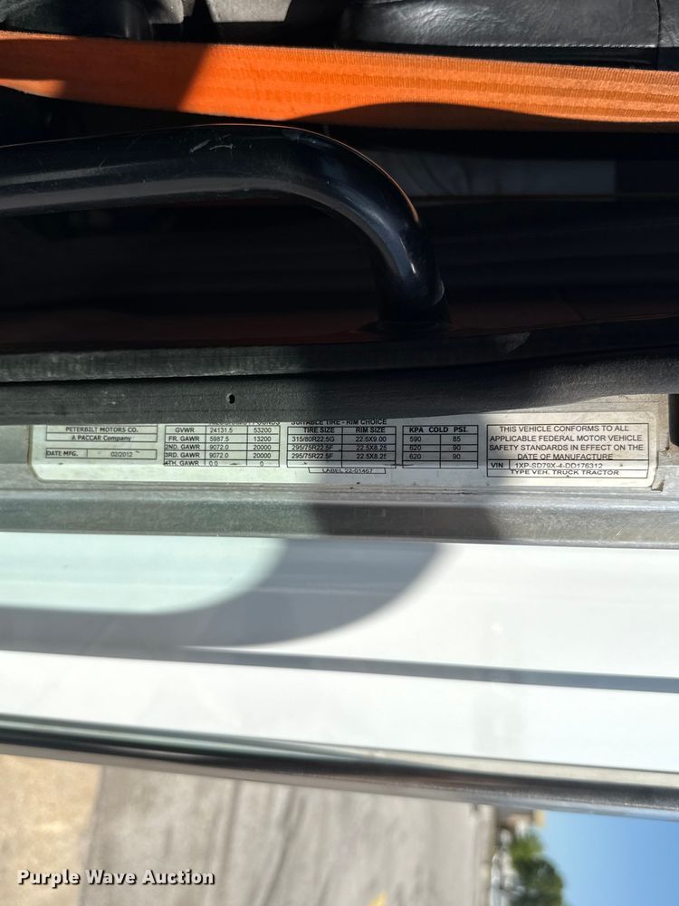 image for item ET6035 2013 Peterbilt 365 semi truck