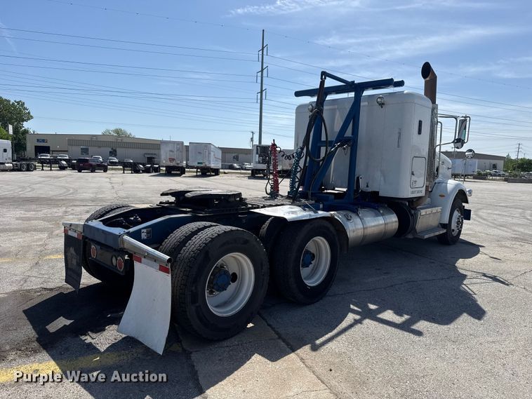 image for item ET6036 2013 Peterbilt 365 semi truck