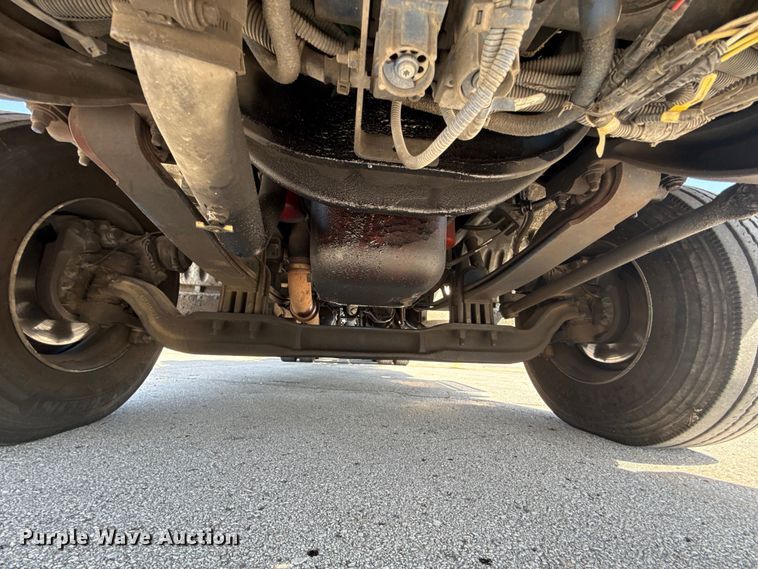 image for item ET6036 2013 Peterbilt 365 semi truck