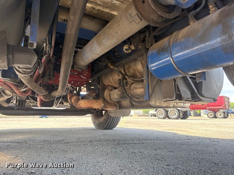 image for item ET6036 2013 Peterbilt 365 semi truck