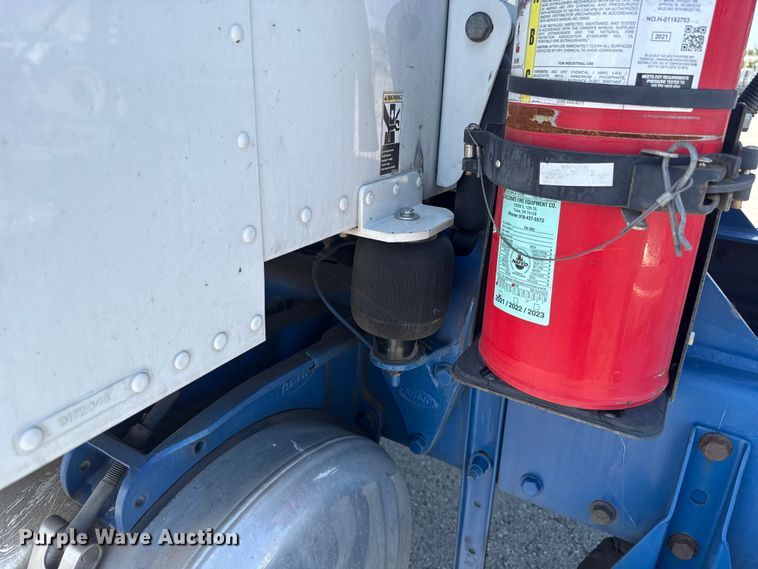 image for item ET6036 2013 Peterbilt 365 semi truck