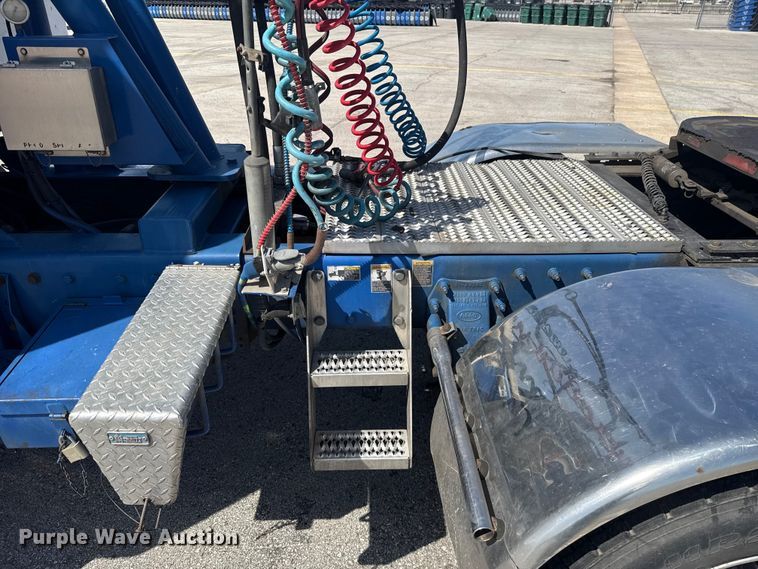 image for item ET6036 2013 Peterbilt 365 semi truck