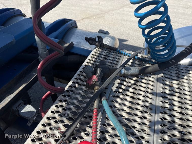 image for item ET6036 2013 Peterbilt 365 semi truck