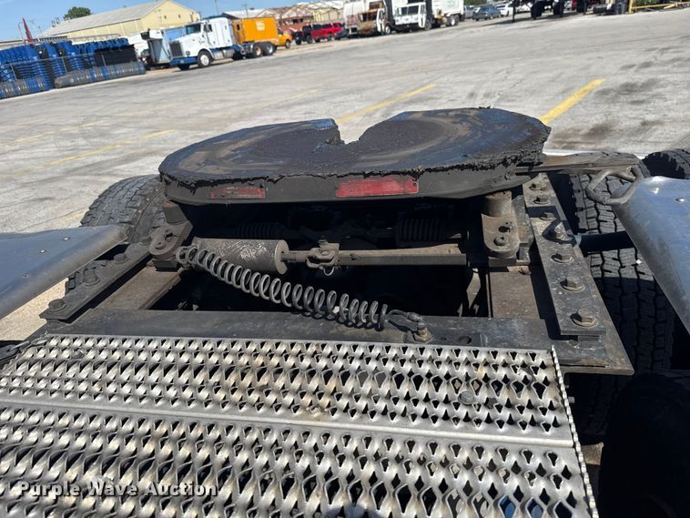 image for item ET6036 2013 Peterbilt 365 semi truck