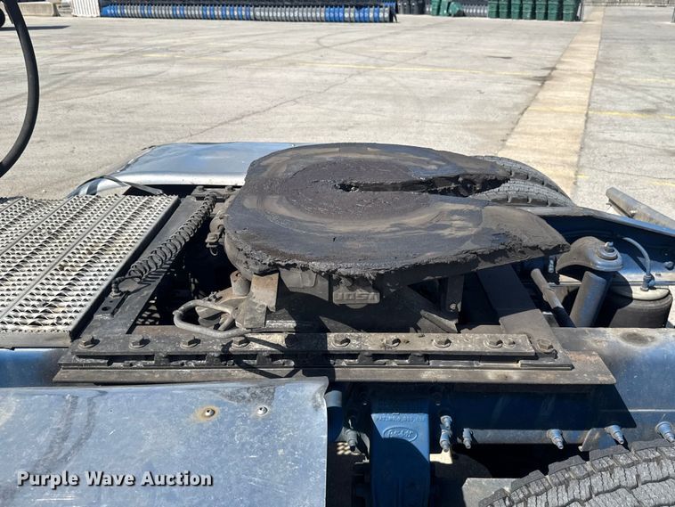 image for item ET6036 2013 Peterbilt 365 semi truck