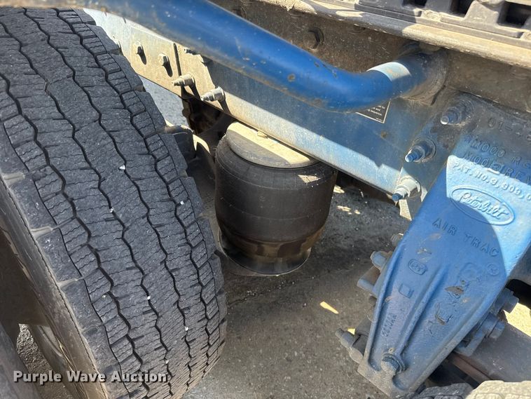 image for item ET6036 2013 Peterbilt 365 semi truck