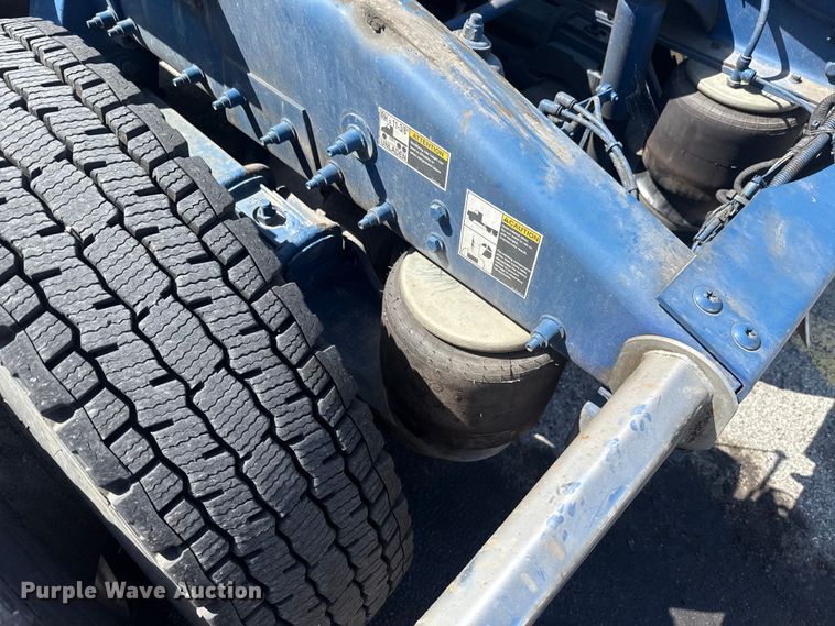 image for item ET6036 2013 Peterbilt 365 semi truck