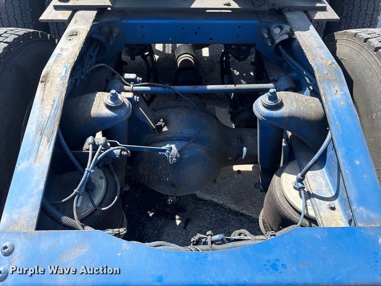 image for item ET6036 2013 Peterbilt 365 semi truck