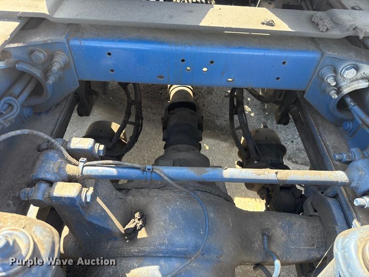 image for item ET6036 2013 Peterbilt 365 semi truck