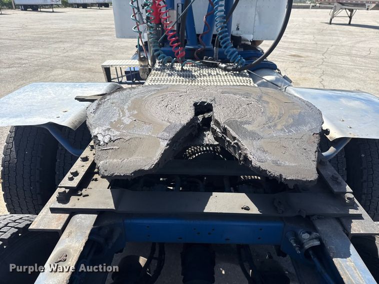 image for item ET6036 2013 Peterbilt 365 semi truck