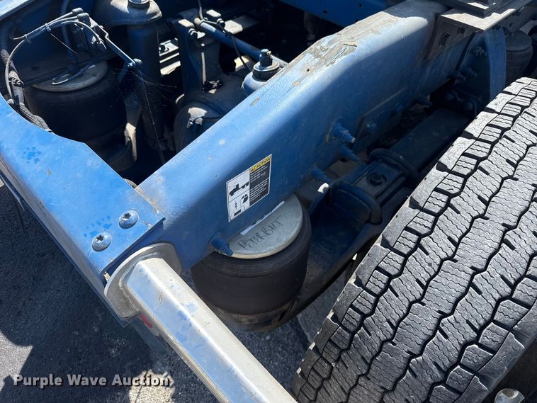 image for item ET6036 2013 Peterbilt 365 semi truck