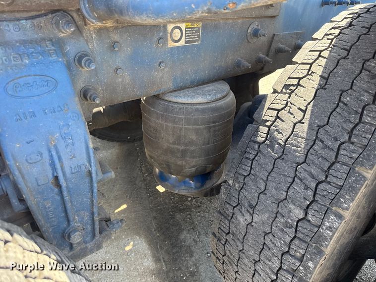 image for item ET6036 2013 Peterbilt 365 semi truck