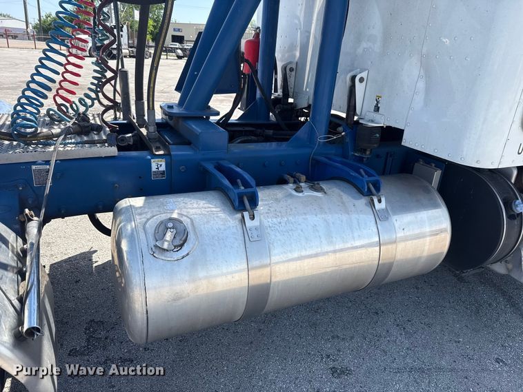 image for item ET6036 2013 Peterbilt 365 semi truck