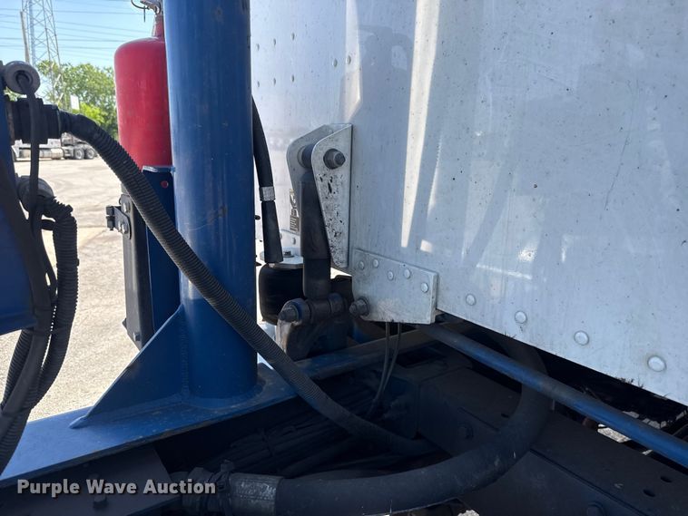 image for item ET6036 2013 Peterbilt 365 semi truck