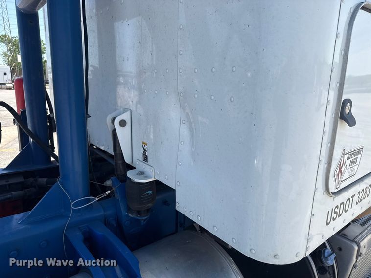 image for item ET6036 2013 Peterbilt 365 semi truck