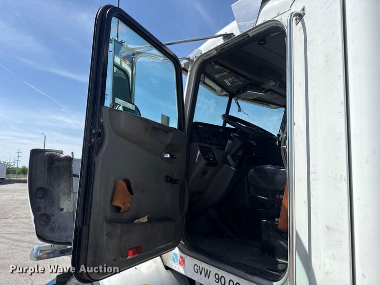 image for item ET6036 2013 Peterbilt 365 semi truck