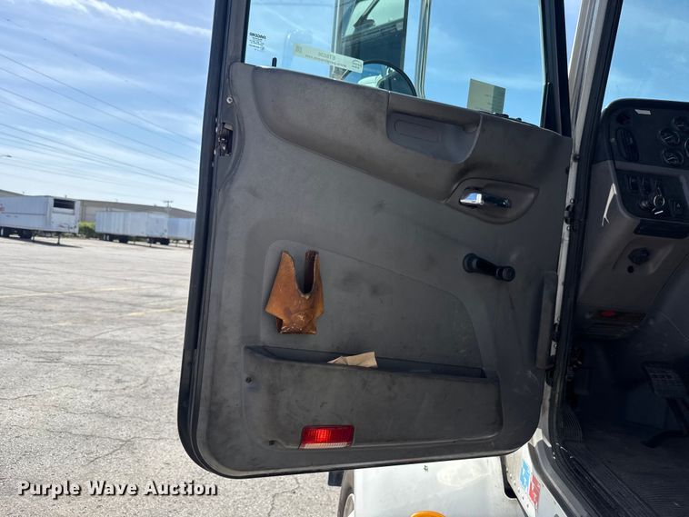 image for item ET6036 2013 Peterbilt 365 semi truck