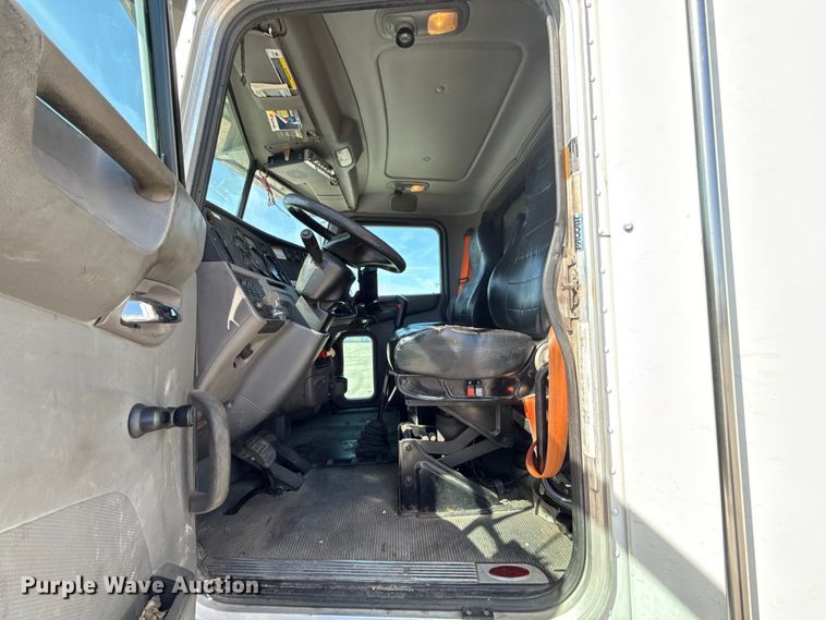 image for item ET6036 2013 Peterbilt 365 semi truck