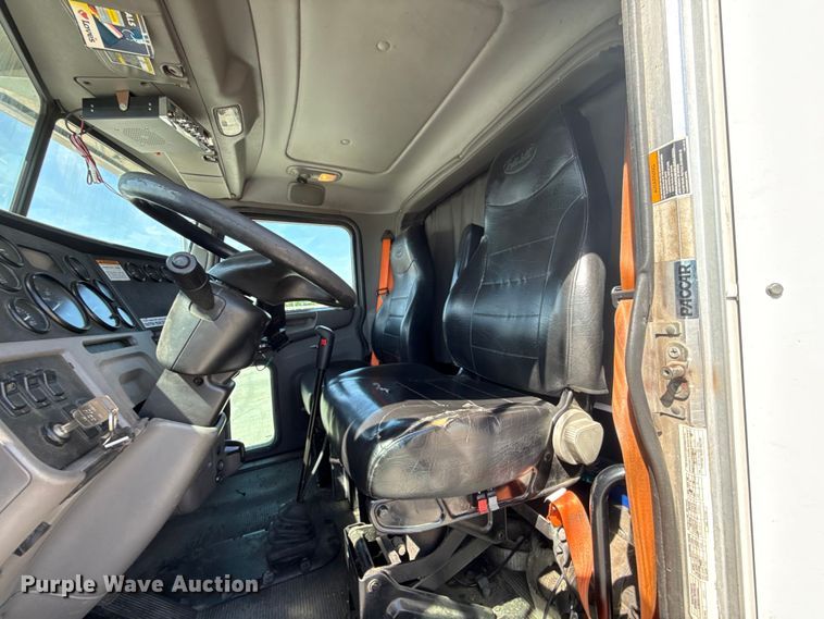 image for item ET6036 2013 Peterbilt 365 semi truck