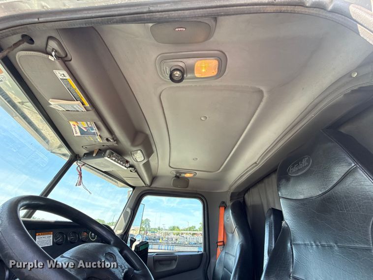 image for item ET6036 2013 Peterbilt 365 semi truck