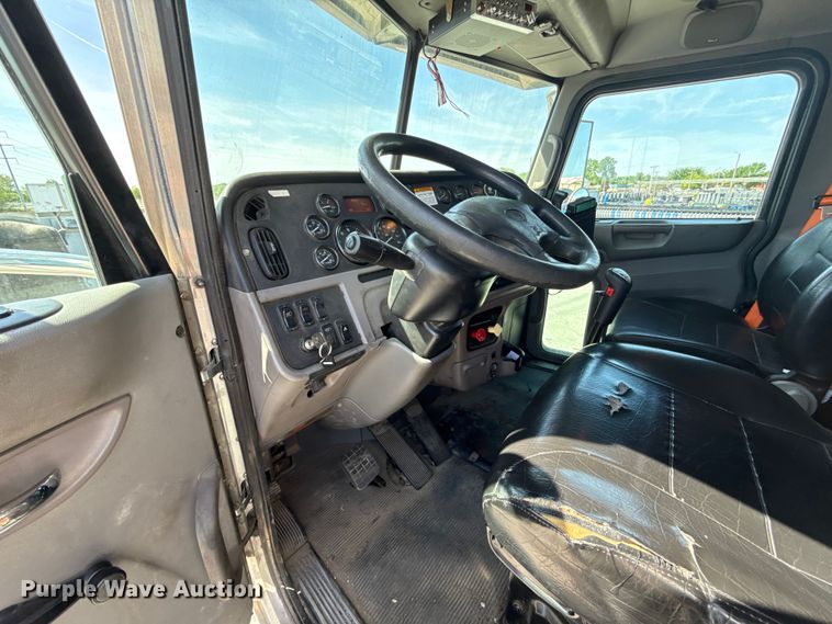 image for item ET6036 2013 Peterbilt 365 semi truck