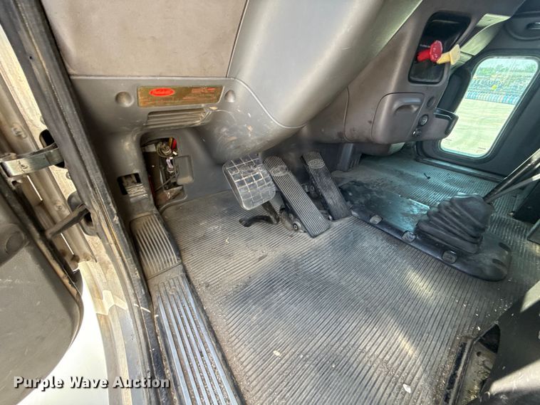 image for item ET6036 2013 Peterbilt 365 semi truck