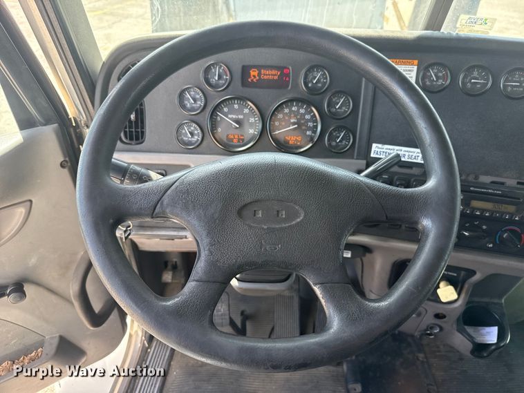 image for item ET6036 2013 Peterbilt 365 semi truck