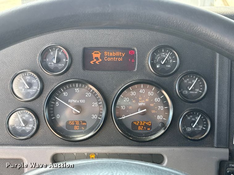 image for item ET6036 2013 Peterbilt 365 semi truck