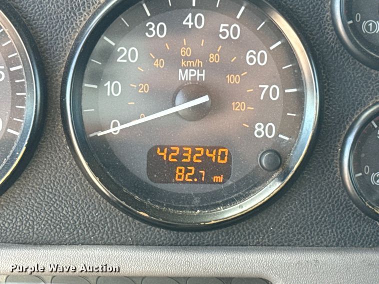 image for item ET6036 2013 Peterbilt 365 semi truck