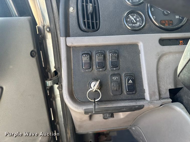 image for item ET6036 2013 Peterbilt 365 semi truck