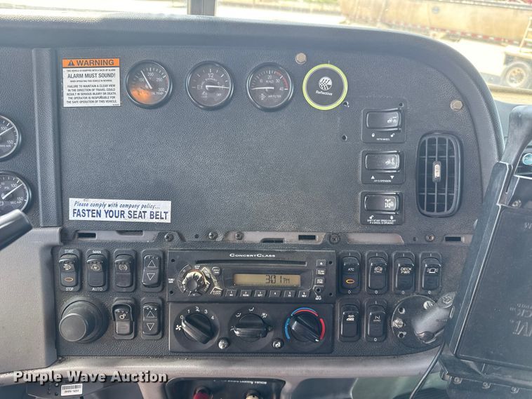 image for item ET6036 2013 Peterbilt 365 semi truck