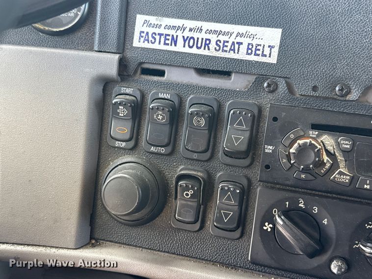 image for item ET6036 2013 Peterbilt 365 semi truck