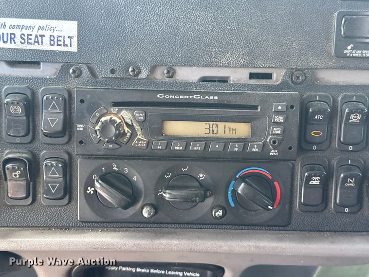 image for item ET6036 2013 Peterbilt 365 semi truck