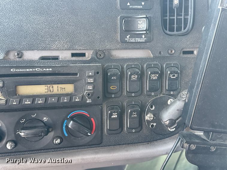 image for item ET6036 2013 Peterbilt 365 semi truck