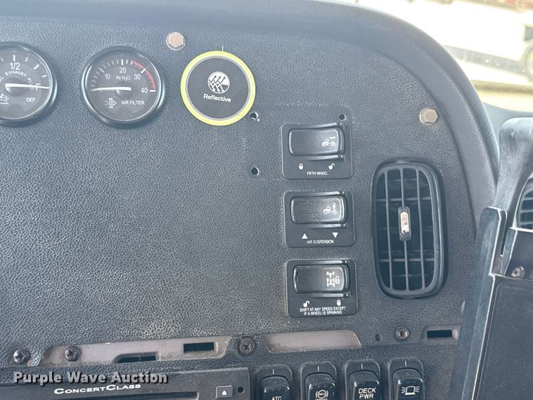 image for item ET6036 2013 Peterbilt 365 semi truck