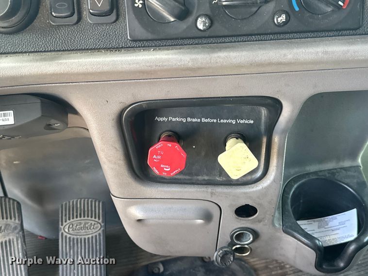 image for item ET6036 2013 Peterbilt 365 semi truck