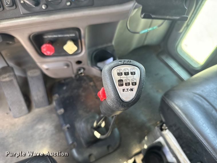 image for item ET6036 2013 Peterbilt 365 semi truck